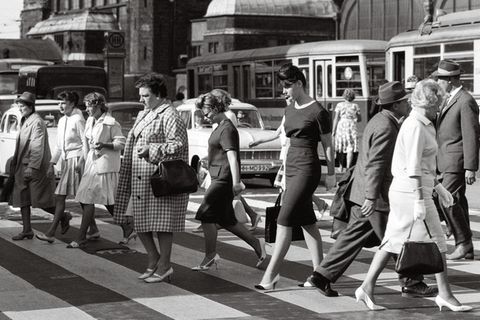 Menschen kreuzen einen Zebrastreifen