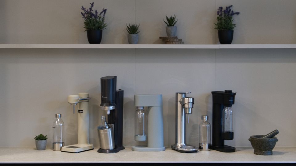 Fünf Wassersprudler stehen im Test in einer Küche