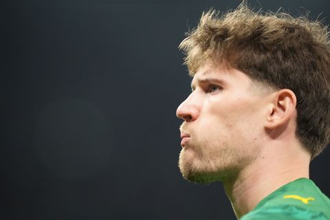 Torhüter Gregor Kobel hat das BVB-Trainingslager vorzeitig verlassen. (Archivbild) Foto: Marcus Brandt/dpa