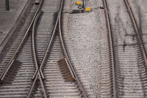 Die Bahn rechnet wegen der Wetterlage mit Einschränkungen. (Archivbild) Foto: Marcus Brandt/dpa