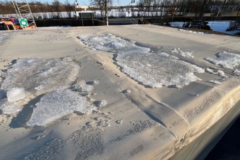 Eisplatten auf Lastwagen haben auf der A7 Unfälle verursacht. Foto: Polizeiinspektion Hildesheim/dpa