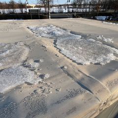 Eisplatten auf Lastwagen haben auf der A7 Unfälle verursacht. Foto: Polizeiinspektion Hildesheim/dpa