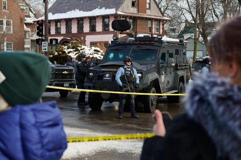 Polizeibeamte sichern den Ort im Süden von Minneapolis