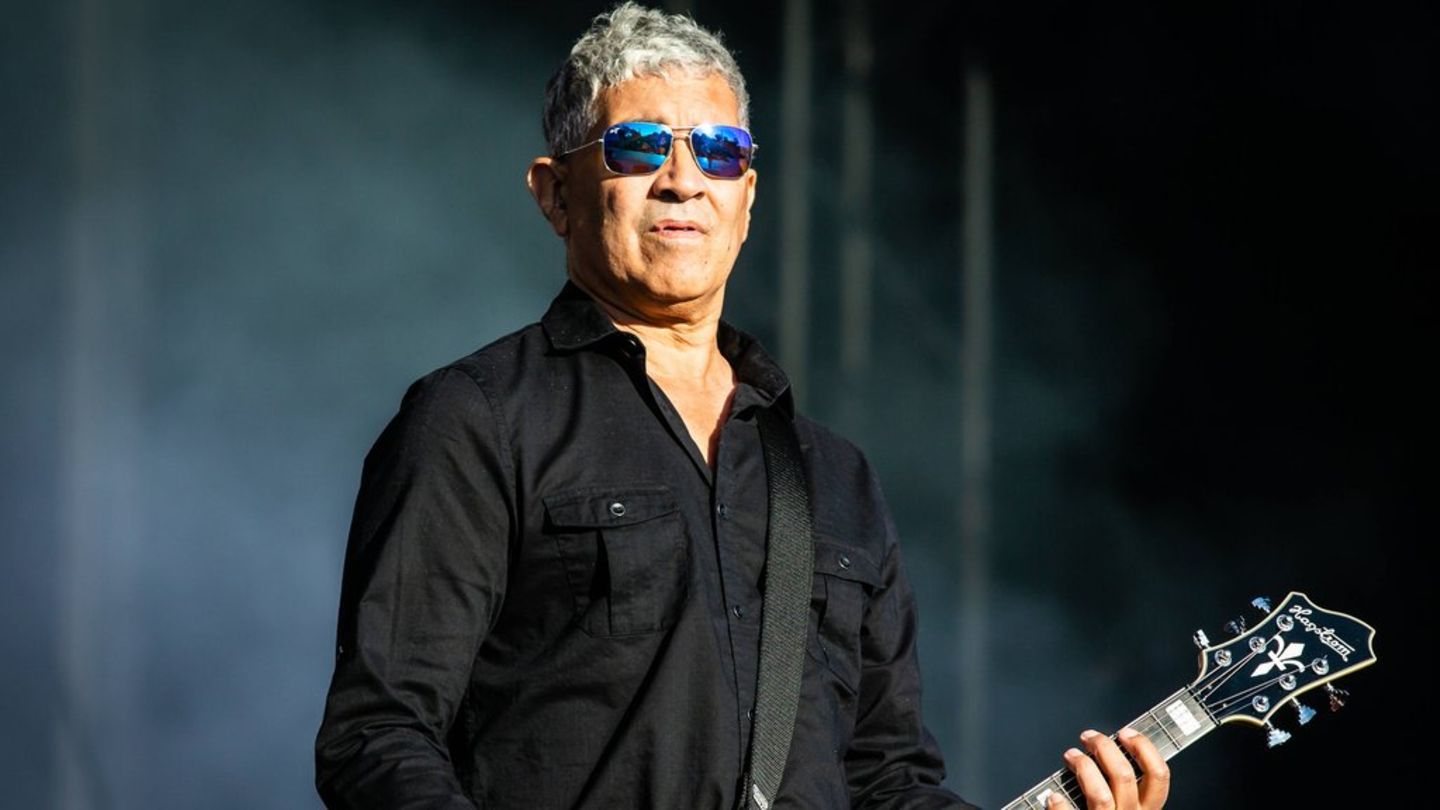 Pat Smear, Gitarrist der Foo Fighters, hat sich den Fuß gebrochen.