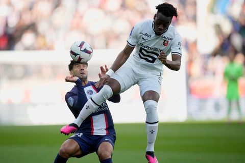 Neuer Eintracht-Stürmer: Arnaud Kalimuendo (r.). (Archivbild) Foto: Christophe Ena/AP