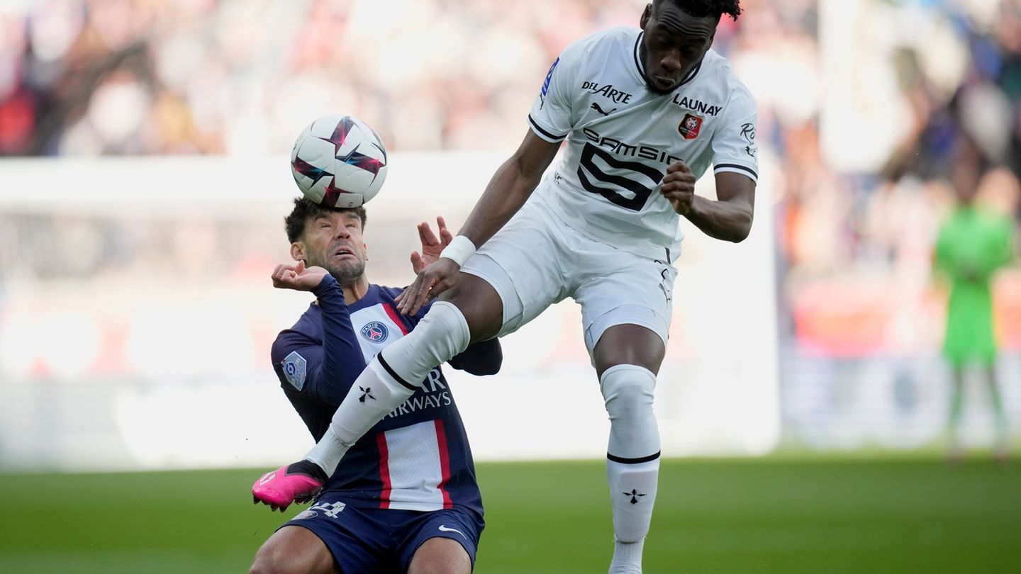 Neuer Eintracht-Stürmer: Arnaud Kalimuendo (r.). (Archivbild) Foto: Christophe Ena/AP