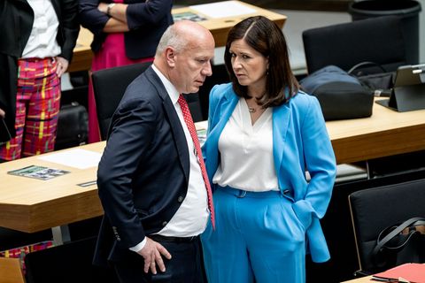 Sie war seine Tennispartnerin: Wegner spricht in einer Sitzung des Abgeordnetenhauses mit Günther-Wünsch. Foto: Fabian Sommer/dp
