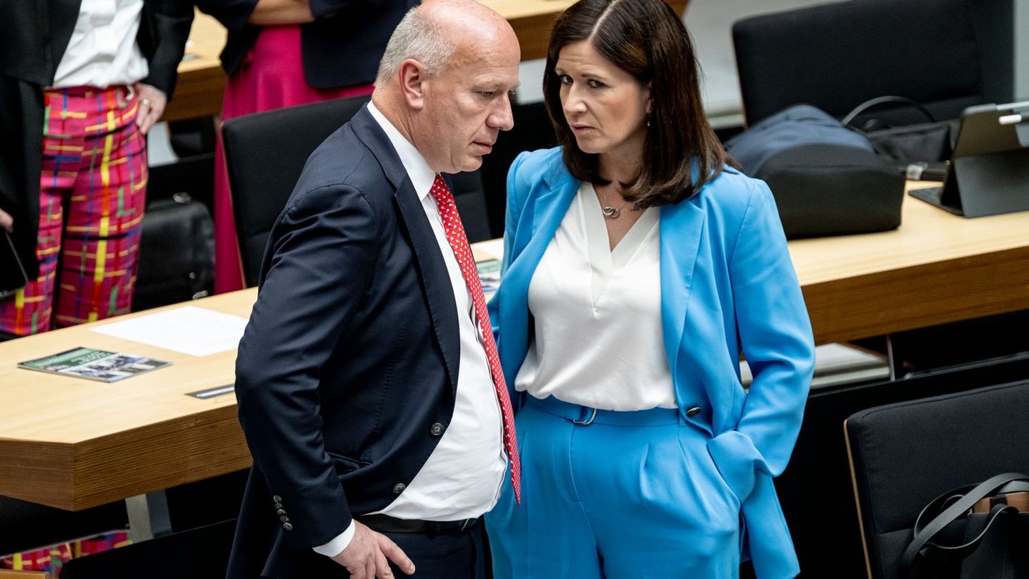 Sie war seine Tennispartnerin: Wegner spricht in einer Sitzung des Abgeordnetenhauses mit Günther-Wünsch. Foto: Fabian Sommer/dp