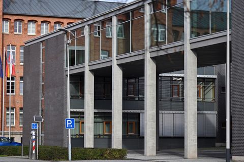 Vier Angeklagte stehen wegen des Todes eines 23-Jährigen im vergangenen Sommer nun vor Gericht in Meiningen. (Symbolfoto) Foto: