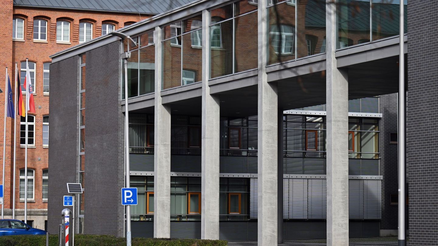 Vier Angeklagte stehen wegen des Todes eines 23-Jährigen im vergangenen Sommer nun vor Gericht in Meiningen. (Symbolfoto) Foto: