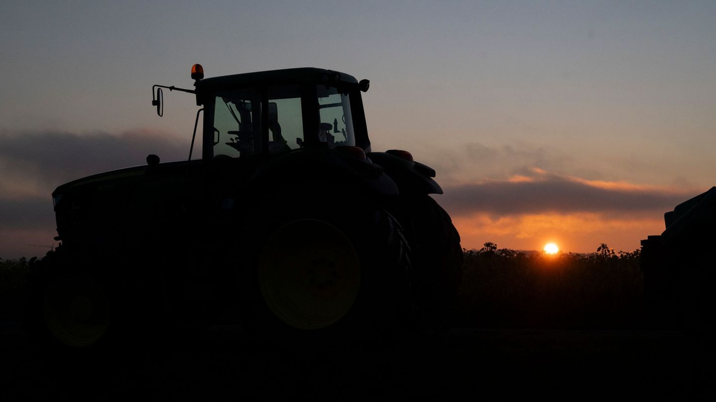 Schon in den frühen Morgenstunden treffen sich Landwirte mit ihren Traktoren an Autobahnanschlussstellen in MV. Foto: Marijan Mu