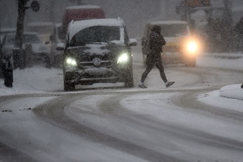 In der Nacht zum Freitag sollen Schnee und Wind für größere Behinderungen sorgen. Foto: Federico Gambarini/dpa