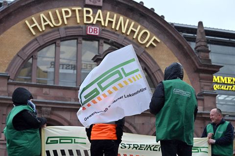 GDL und Deutsche Bahn verhandeln wieder über mehr Geld für rund 10.000 Beschäftigte. (Archivbild) Foto: Martin Schutt/dpa