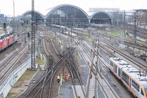 Am Dresdner Hauptbahnhof fährt von Freitag bis Montagfrüh kein Zug. (Archivbild) Foto: Sebastian Kahnert/dpa