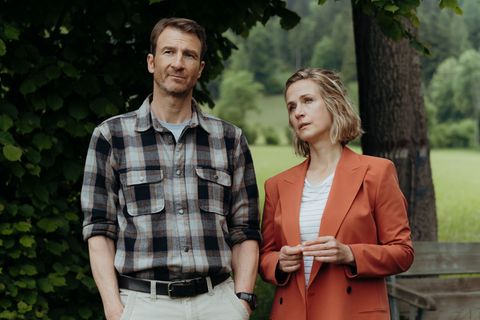 Hans Gruber (Heiko Ruprecht) und Julia Andermatt (Nathalie Schott) in einer Szene der erste Folge der 19. Staffel der Fernsehrei