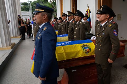 Einige der bei dem US-Angriff getöteten Soldaten wurden in Caracas mit militärischen Ehren beigesetzt. Foto: Ariana Cubillos/AP/