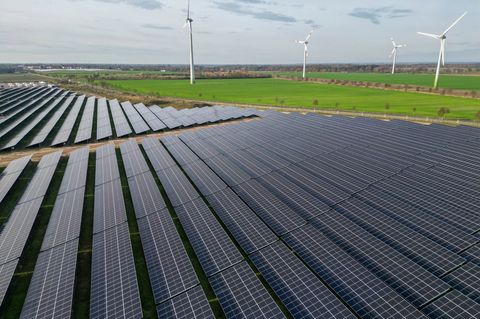 Windräder direkt neben Solaranlagen - es geht aufwärts bei der installierten Leistung der Erneuerbaren. (Archivbild) Foto: Jan W