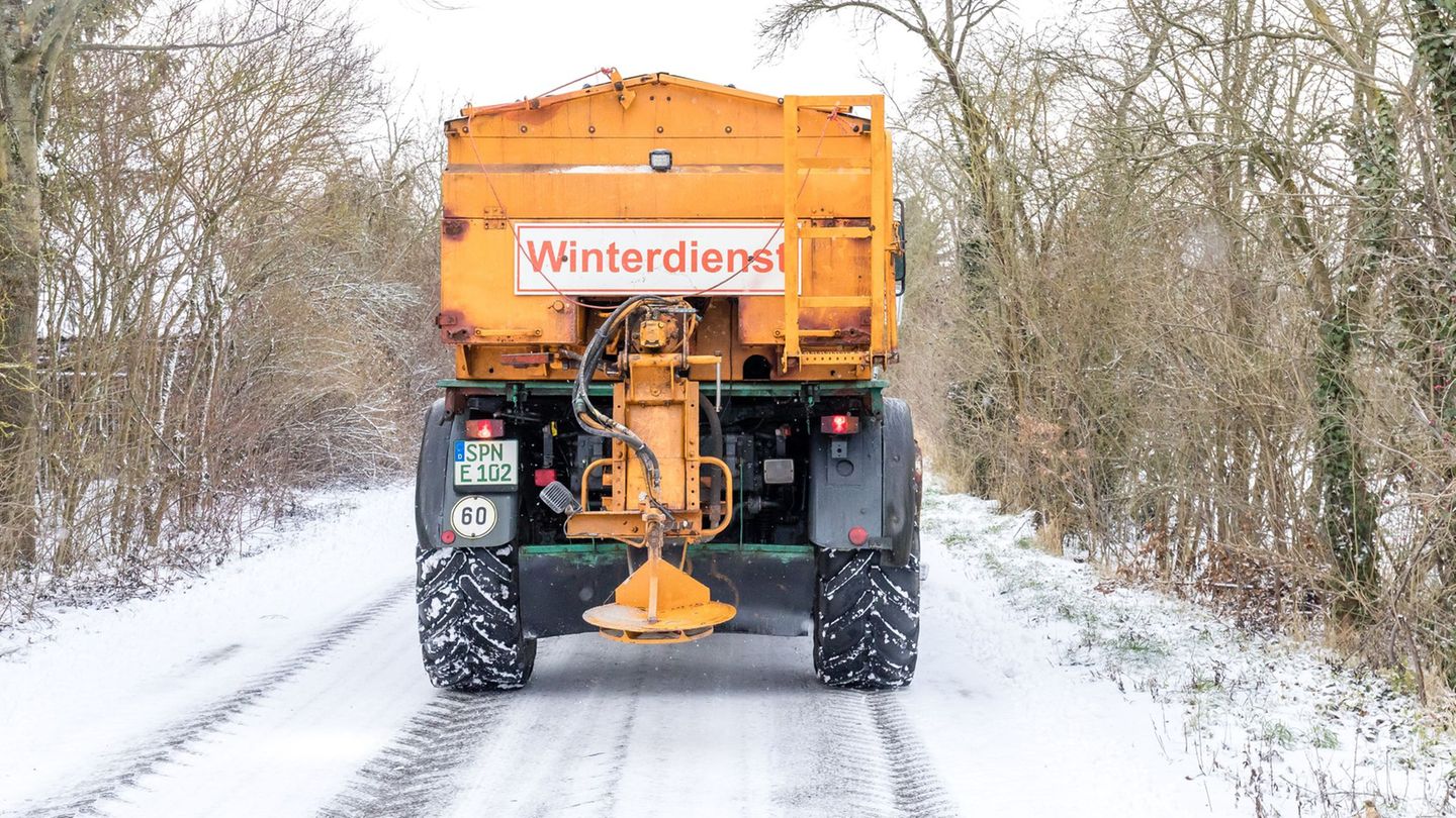 Reichlich Neuschnee, starker Wind und Glätte - für Freitag müssen sich die Winterdienste laut DWD auf viele Einsätze einstellen.