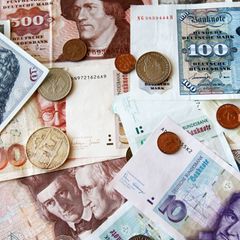 Beim Entrümpeln finden sich immer wieder alte D-Mark-Bestände. (Symbolfoto) Foto: Bernd Wüstneck/dpa-Zentralbild/dpa