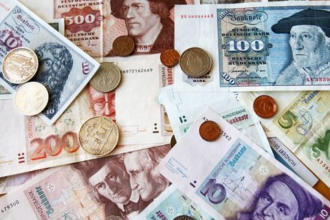 Beim Entrümpeln finden sich immer wieder alte D-Mark-Bestände. (Symbolfoto) Foto: Bernd Wüstneck/dpa-Zentralbild/dpa