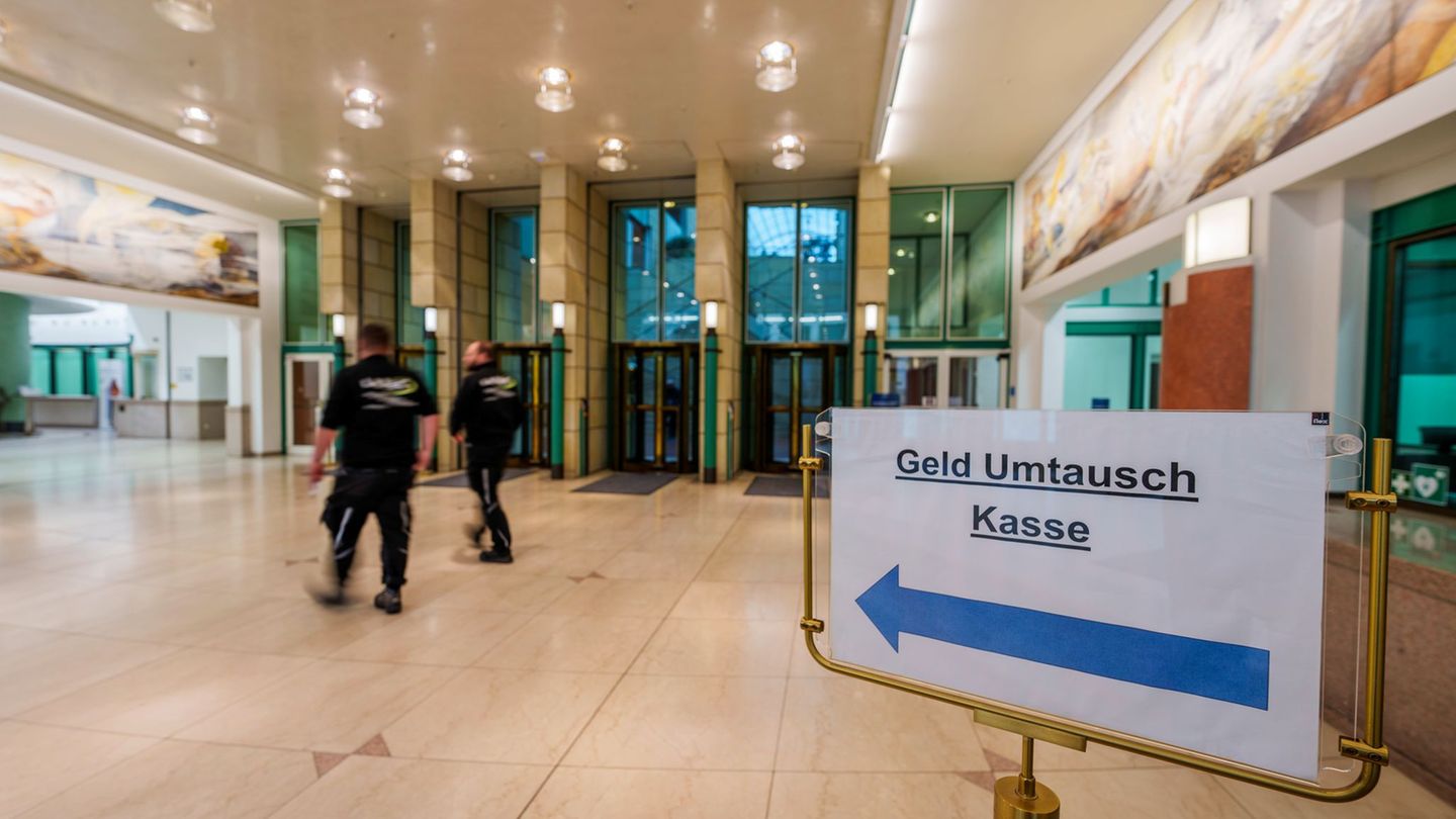 Wer noch alte Scheine oder Münzen findet, kann diese kostenlos bei allen 31 Filialen der Bundesbank oder per Postweg über die Bu