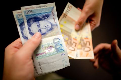 2025 wurden in den bayerischen Bundesbank-Filialen fast 10 Millionen Mark in Euro getauscht. (Symbolbild) Foto: picture alliance