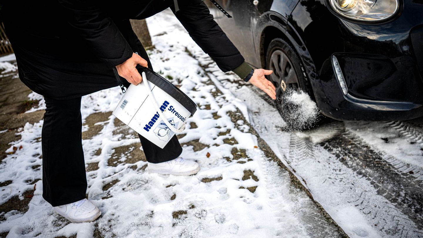Nach dem vorübergehenden Ende des Streusalzverbots in Hamburg ist die Nachfrage nach Taumitteln in den großen Hamburger Baumarkt