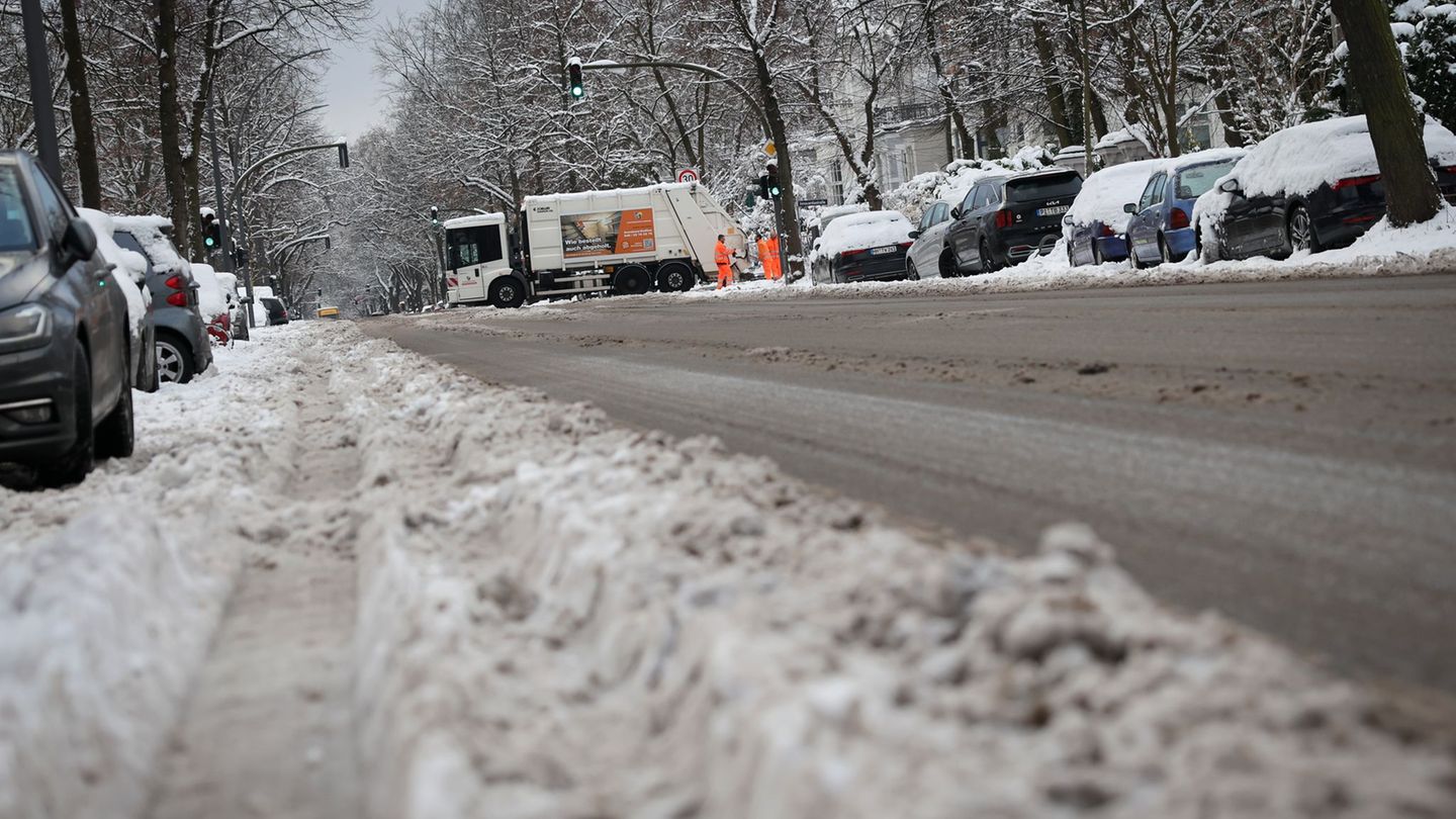 Teilweise gibt es Einschränkungen bei der Müllabfuhr in Hamburg. (Archiv) Foto: Christian Charisius/dpa