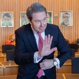 Es ist sein Prestigeprojekt: Im Dezember 2014 führt die Merkel-Regierung unter Federführung des damaligen Verkehrsministers Andreas Scheuer (CSU) eine Pkw-Maut für Ausländer ein. Fünf Jahre später erklärt der Europäische Gerichtshof die Maut für rechtswidrig. Der Schaden: 243 Millionen Euro. Das eigentliche Problem für Scheuer beginnt erst jetzt: Die Maut-Betreiber hatten wohl bei Vertragsunterzeichnung vorgeschlagen, das EuGH-Urteil abzuwarten. Im Untersuchungsausschuss will sich Scheuer nicht an dieses Angebot erinnern. 2025 wird er deswegen angeklagt, aber der Bund verschont ihn – Scheuer hat sich da bereits politisch verabschiedet