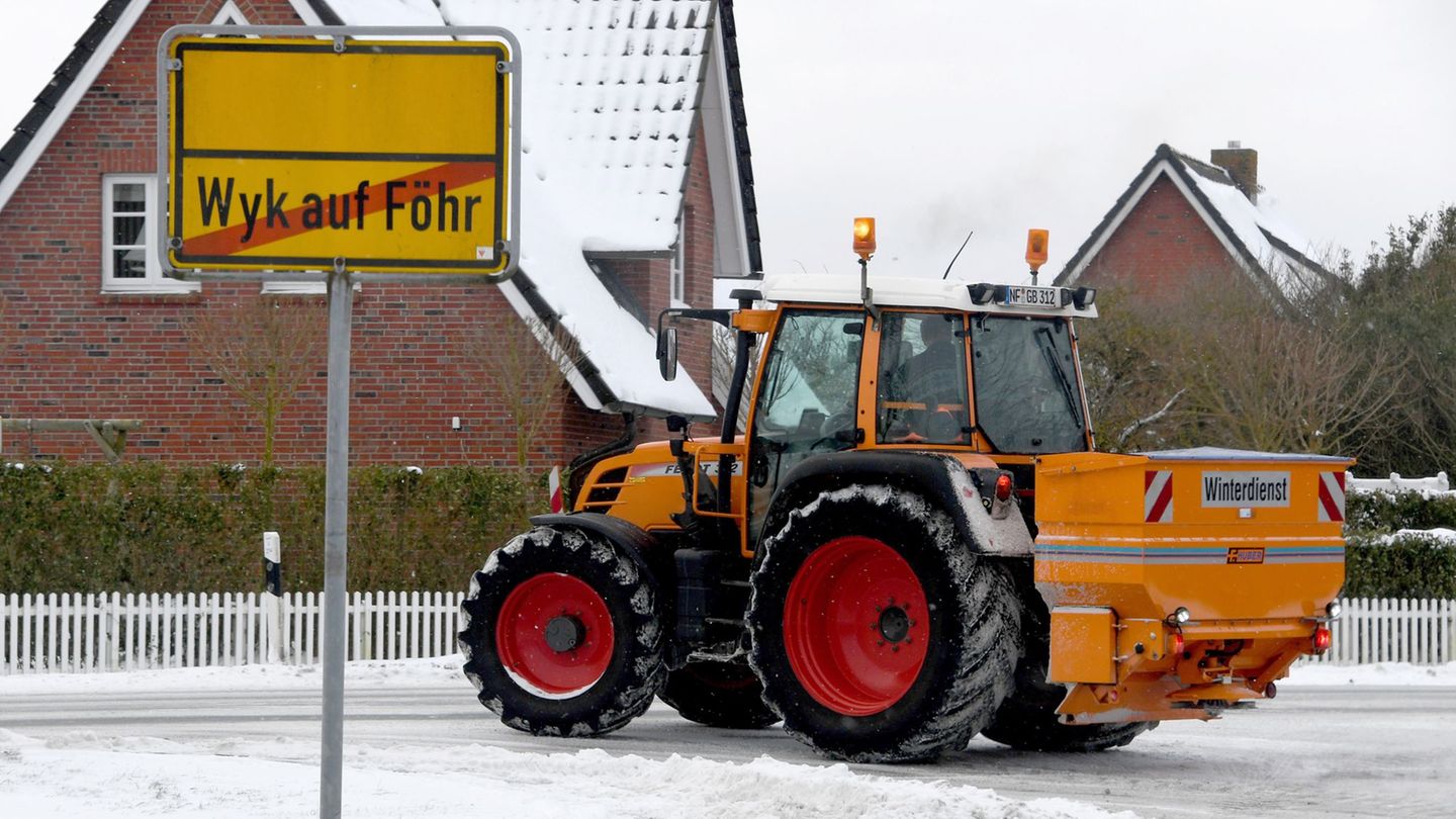 Wegen des Winterwetters fällt auf Föhr und Amrum heute die Schule aus. (Archivbild) Foto: Carsten Rehder/dpa