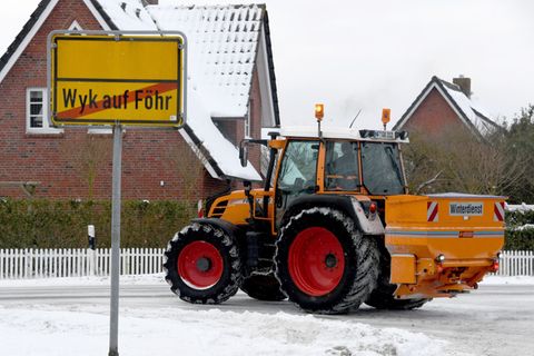 Wegen des Winterwetters fällt auf Föhr und Amrum heute die Schule aus. (Archivbild) Foto: Carsten Rehder/dpa