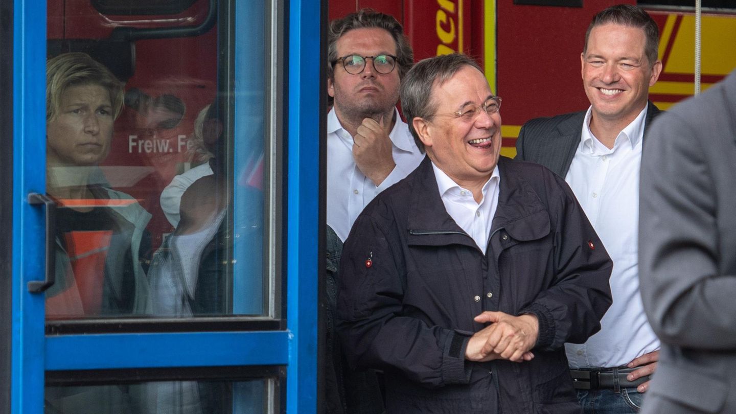 Dieser Moment kommt Armin Laschet teuer zu stehen: Es ist der 17. Juli 2021. Bundespräsident Frank-Walter Steinmeier hält eine Rede anlässlich der Ahrtalflut wenige Tage zuvor, bei der mehr als 100 Menschen starben, Tausende ihr Zuhause verloren und ein Schaden von 40 Milliarden Euro entstand. Und Laschet? Der CDU-Politiker witzelt im Hintergrund mit Lokalpolitikern aus Nordrhein-Westfalen und bemerkt nicht, dass ein Reporter die Szene festhält. Seinen Traum vom Kanzleramt kann der damalige Spitzenkandidat der Union danach vergessen