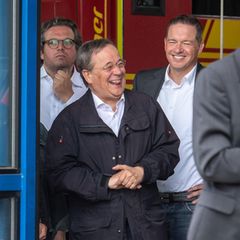 Dieser Moment kommt Armin Laschet teuer zu stehen: Es ist der 17. Juli 2021. Bundespräsident Frank-Walter Steinmeier hält eine Rede anlässlich der Ahrtalflut wenige Tage zuvor, bei der mehr als 100 Menschen starben, Tausende ihr Zuhause verloren und ein Schaden von 40 Milliarden Euro entstand. Und Laschet? Der CDU-Politiker witzelt im Hintergrund mit Lokalpolitikern aus Nordrhein-Westfalen und bemerkt nicht, dass ein Reporter die Szene festhält. Seinen Traum vom Kanzleramt kann der damalige Spitzenkandidat der Union danach vergessen