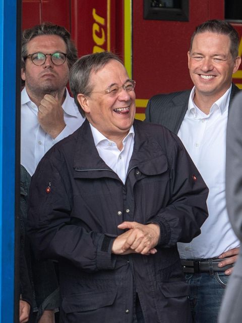 Dieser Moment kommt Armin Laschet teuer zu stehen: Es ist der 17. Juli 2021. Bundespräsident Frank-Walter Steinmeier hält eine Rede anlässlich der Ahrtalflut wenige Tage zuvor, bei der mehr als 100 Menschen starben, Tausende ihr Zuhause verloren und ein Schaden von 40 Milliarden Euro entstand. Und Laschet? Der CDU-Politiker witzelt im Hintergrund mit Lokalpolitikern aus Nordrhein-Westfalen und bemerkt nicht, dass ein Reporter die Szene festhält. Seinen Traum vom Kanzleramt kann der damalige Spitzenkandidat der Union danach vergessen