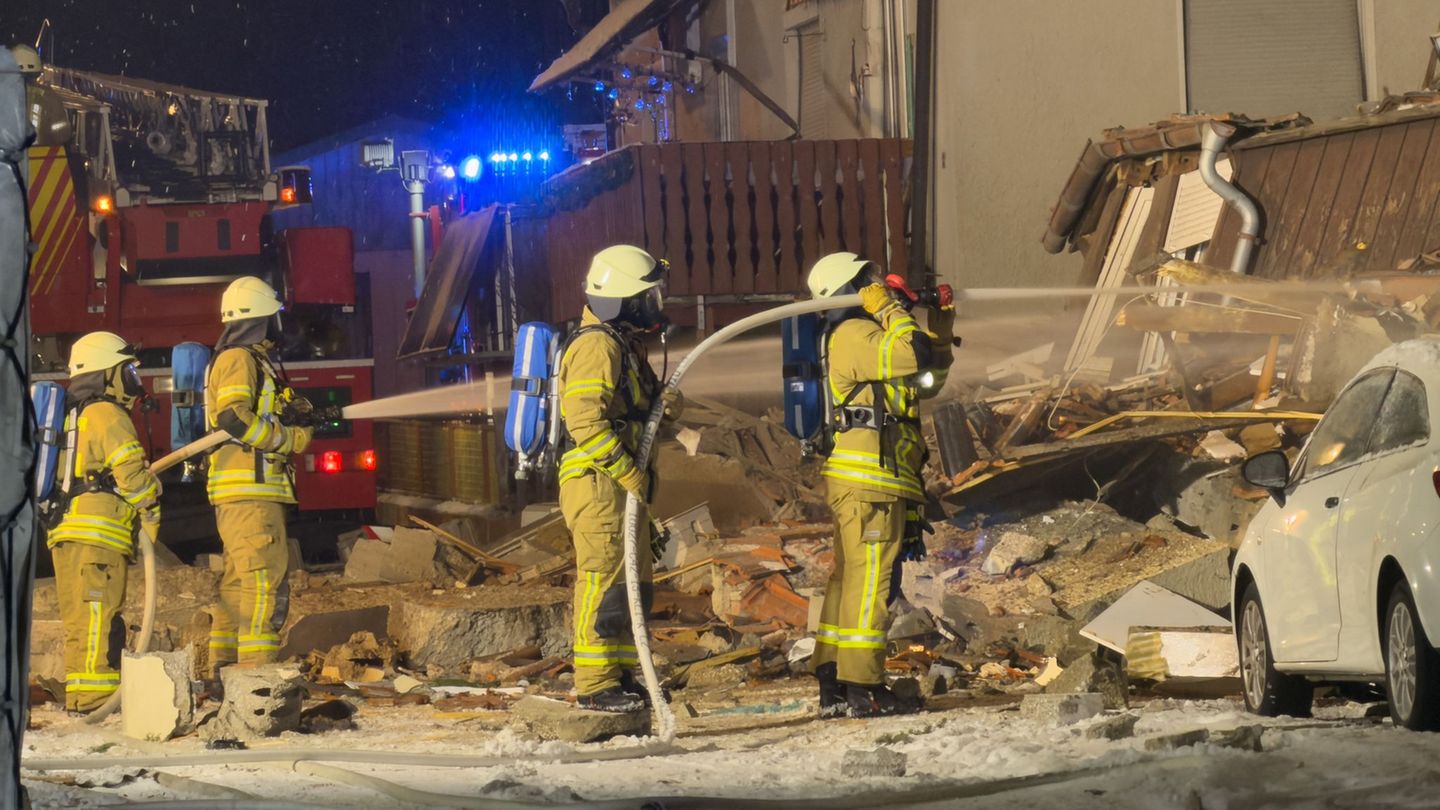 Einsatzkräfte am Explosionsort in Albstadt