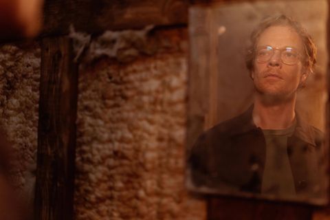 Vormittags unterrichtet er englische Lyrik, abends quält Rick Hanson (Alfie Allen) eine entführte Schülerin.