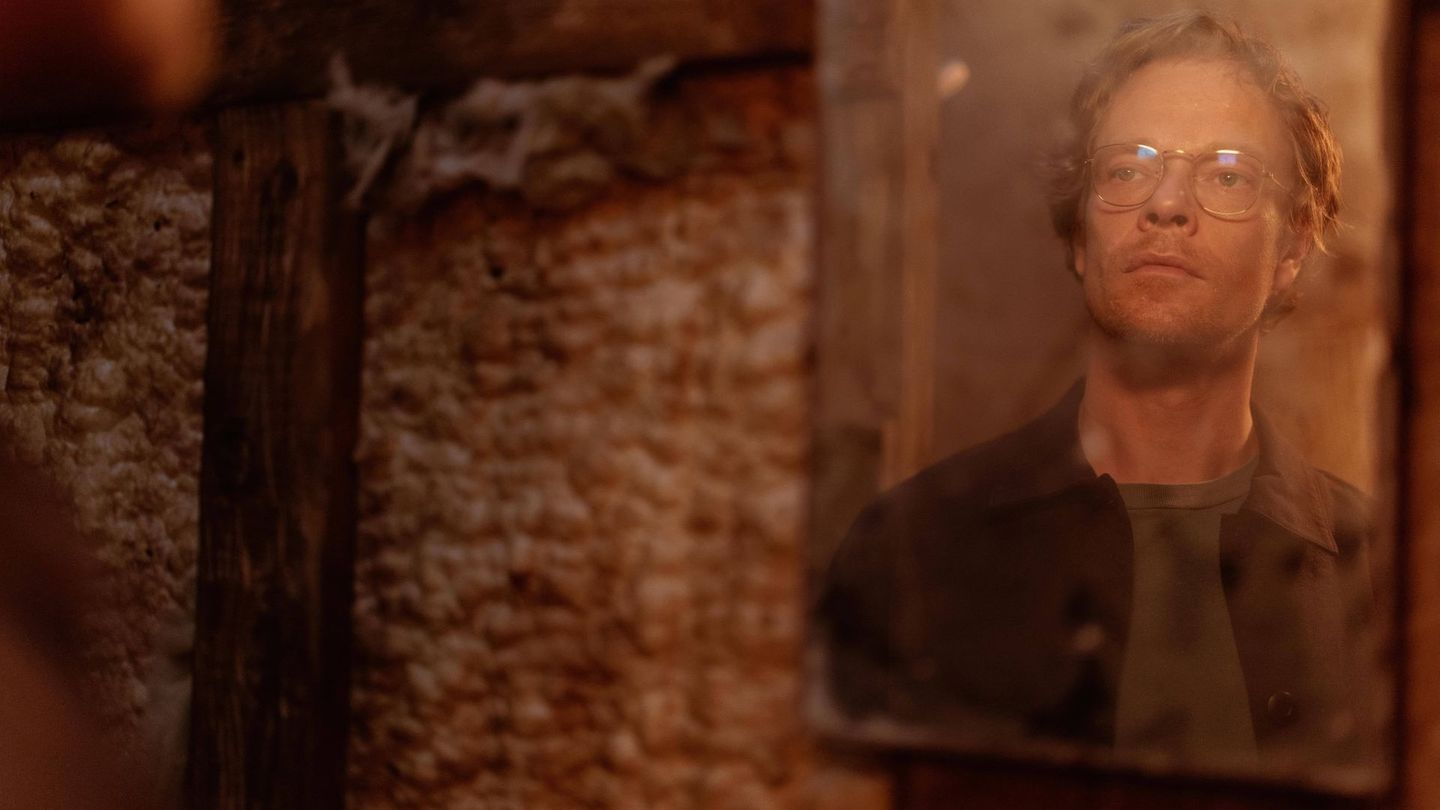 Vormittags unterrichtet er englische Lyrik, abends quält Rick Hanson (Alfie Allen) eine entführte Schülerin.