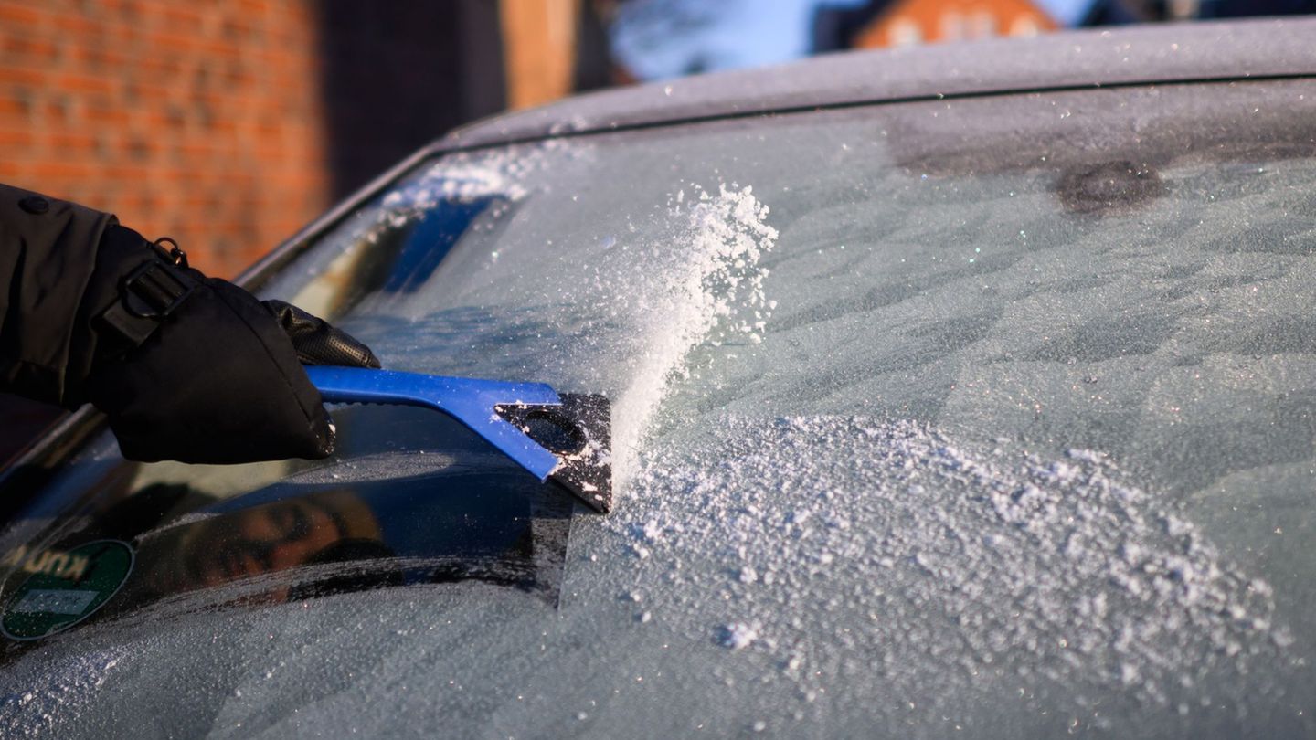 Vereiste Scheiben können die Sicht einschränken - das kann im Verkehr gefährlich werden. (Archivbild) Foto: Julian Stratenschult