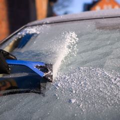 Vereiste Scheiben können die Sicht einschränken - das kann im Verkehr gefährlich werden. (Archivbild) Foto: Julian Stratenschult