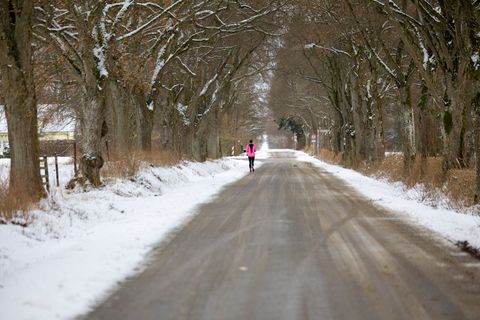 Auf den Straßen in NRW kann es weiter glatt bleiben. (Archivbild) Foto: Thomas Banneyer/dpa