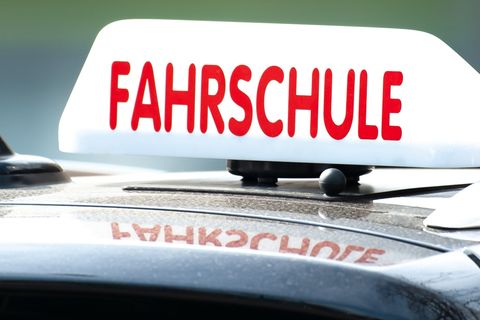 In Thüringen hat der Anteil an Fahrlehrerinnen im vergangenen Jahr einen neuen Höchststand erreicht. (Symbolbild) Foto: Swen Pfö