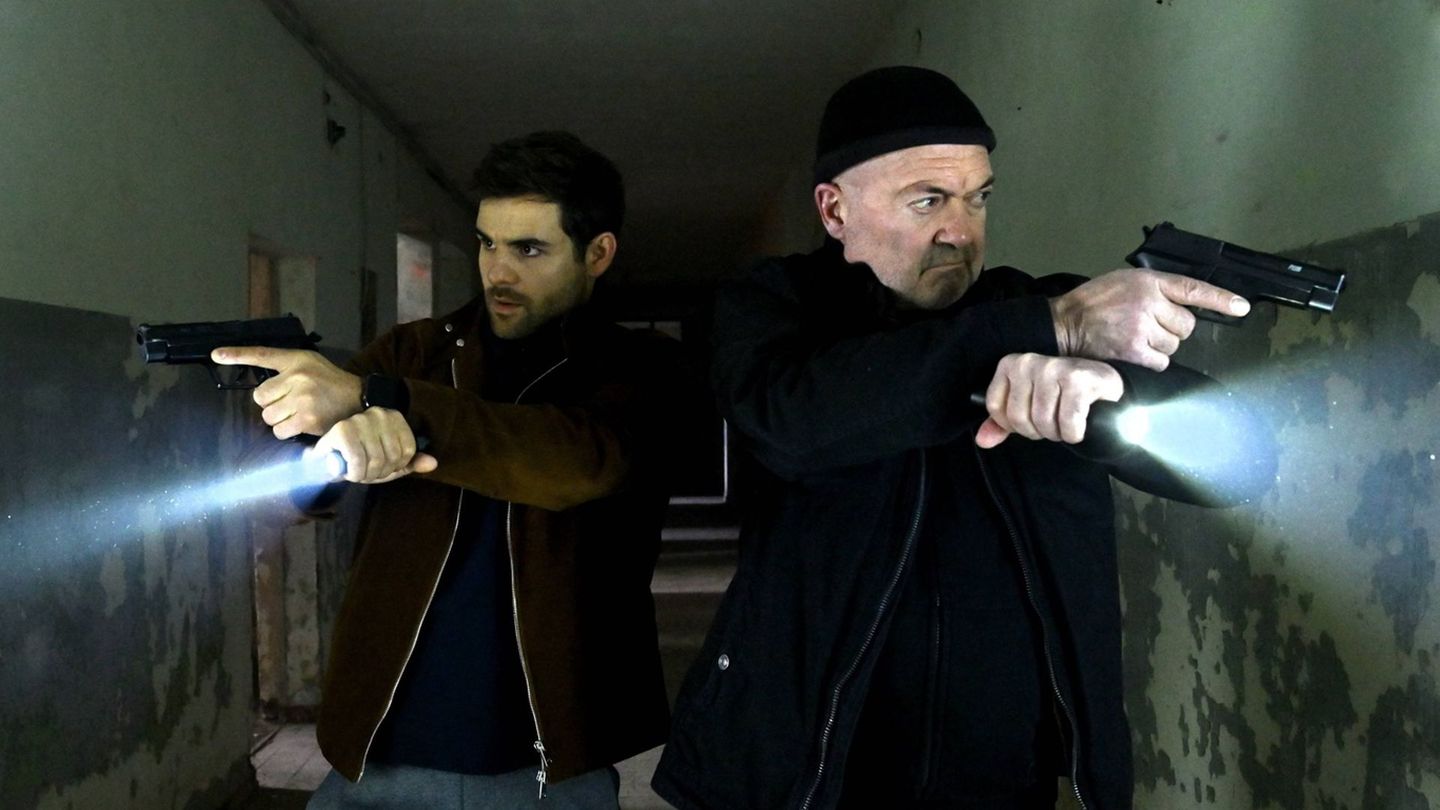 Die Ermittler Nils Makowski (Lucas Reiber, links) und Otto Garber (Florian Martens) begeben sich im neuen Fall von "Ein starkes Team" wieder in heikle Situationen.