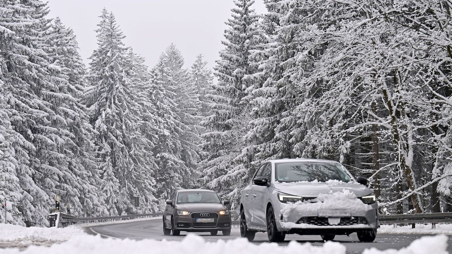 Am Freitag soll laut DWD Regen gefrieren. Es sei glatt und komme teilweise zu Glatteis. (Symbolbild) Foto: Martin Schutt/dpa