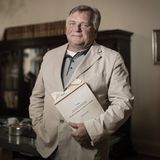 1990 unterschreibt Günther Krause, damals Parlamentarischer Staatssekretär beim Ministerpräsidenten der DDR, den mit Wolfgang Schäuble ausgehandelten Einigungsvertrag zwischen der Bundesrepublik Deutschland und der DDR. Von 1991 bis 1993 ist Krause Bundesverkehrsminister. Bekannt ist er aber vor allem für seine Skandale wie die Raststättenaffäre von 1990, als er ostdeutsche Autobahnraststätten an die Niederlande verscherbelte. Im Jahr darauf wird ihm vorgeworfen, er habe als Verkehrsminister ein bestimmtes Bauunternehmen für den Bau der A20 bevorzugt und gleichzeitig staatliche Gelder für seinen privaten Umzug genutzt. Dazu gesellt sich die Putzfrauen-Affäre, wonach seine Frau Fördergelder für eine langzeitarbeitslose Haushaltshilfe kassiert. Der Betrag ist zu hoch, auch wenn keine Fehler bei der Förderung festgestellt werden. Wegen der vielen Verfehlungen scheidet Günther Krause 1993 aus der Regierung aus. Was bleibt, sind Spitznamen wie der "Absturz Politiker". Krause gründet eine Baufirma, die aber bald bankrott ist. Wegen Untreue, Steuerhinterziehung und Betrugs steht der Ex-CDU-Politiker in den 2000ern vor Gericht. Außerdem macht er wegen ausbleibender Zahlungen immer wieder Schlagzeilen. 2023 gesteht er die Vorwürfe und wird zu einer knapp zweijährigen Bewährungsstrafe verurteilt