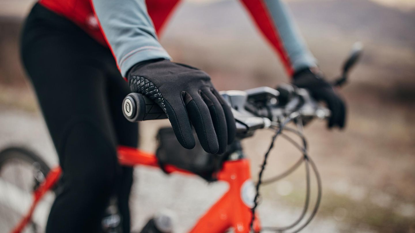 Radhandschuhe Winter: Biker im Winteroutfit