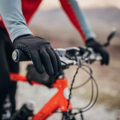 Radhandschuhe Winter: Biker im Winteroutfit