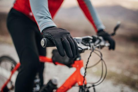 Radhandschuhe Winter: Biker im Winteroutfit