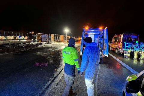 Nach einem schweren Lastwagenunfall mit einem Toten ist die A2 Richtung Hannover gesperrt. Foto: Christian Müller/dpa