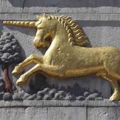 Goldenes Einhorn als Relief auf Wand