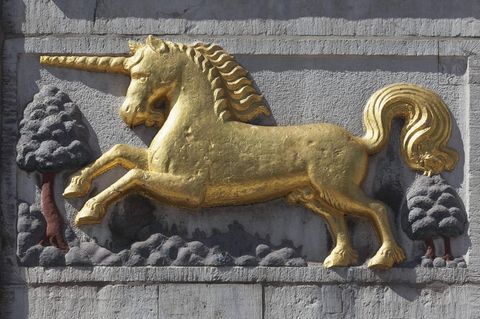 Goldenes Einhorn als Relief auf Wand